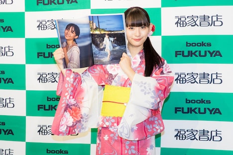 写真集をアピールする浅川梨奈。
