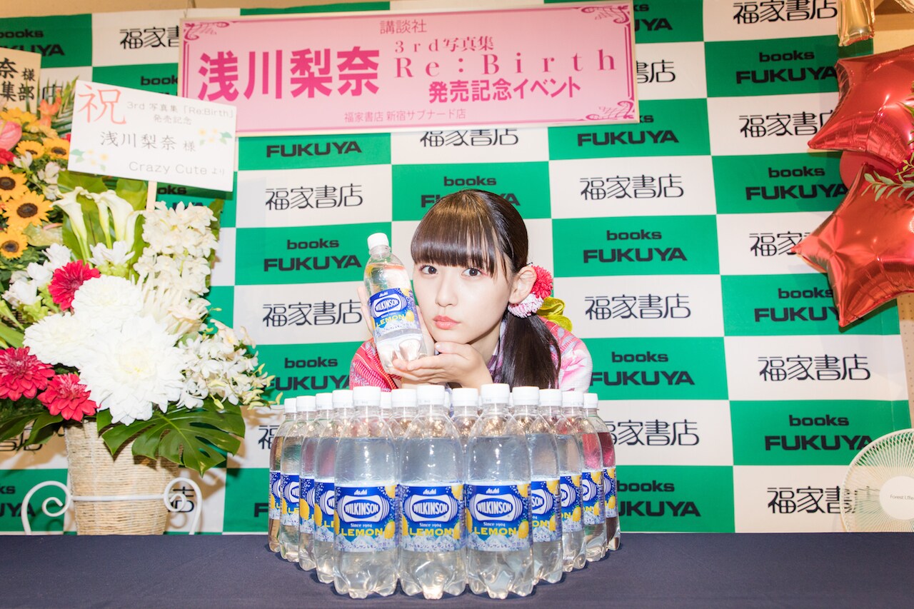 浅川梨奈の3rd写真集は777点、「私の成長を見て」