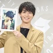 高杉真宙がカレンダー撮影で秋葉原に“出陣”、10年の俳優生活は「長くて濃い」
