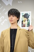 カレンダーを顔の真横に移動させた高杉真宙。