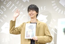 ムービーカメラに手を振る高杉真宙。