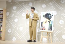 「1人はさみしいですね……」と笑いながらムービーカメラに手を振る高杉真宙。