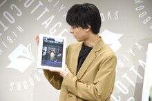 秋葉原で撮影された写真のお気に入りポイントを説明する高杉真宙。