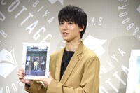 お気に入りのカットを見せる高杉真宙。