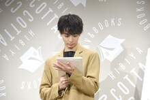 お気に入りの写真を見つめる高杉真宙。