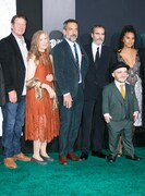 「ジョーカー」USプレミアの様子。左からブレット・カレン、フランセス・コンロイ、トッド・フィリップス、ホアキン・フェニックス、リー・ギル、ザジー・ビーツ。