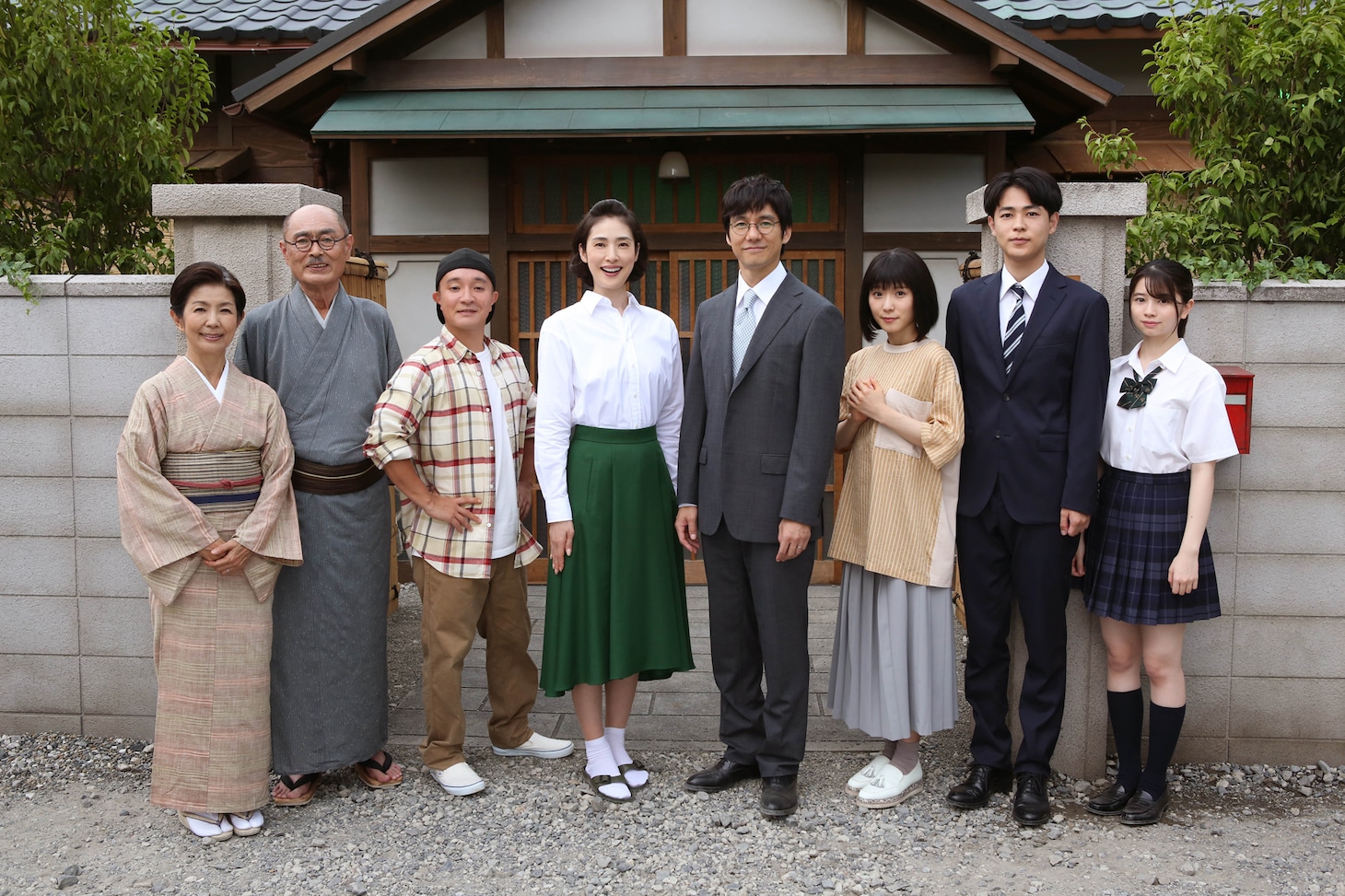 「磯野家の人々～20年後のサザエさん～」より、磯野家の家族写真。