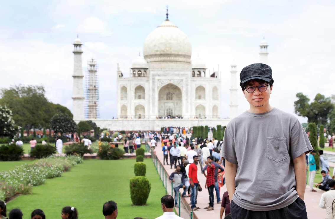 インドの世界遺産タージ・マハルを訪れた新海誠。