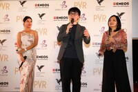 舞台挨拶で観客の質問に答える新海誠（中央）。