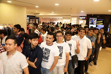 「天気の子」上映を並んで待つインドのファン。