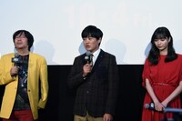 左から杉山すぴ豊、劇団ひとり、新川優愛。