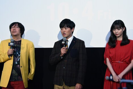 左から杉山すぴ豊、劇団ひとり、新川優愛。