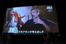 劇団ひとりからの質問に回答するトッド・フィリップス。