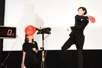 パンチングマシーンを殴るシム・ウンギョン。