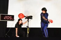 パンチングマシンを殴る夏帆。