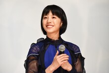 「ブルーアワーにぶっ飛ばす」完成披露プレミア上映会に出席した夏帆。