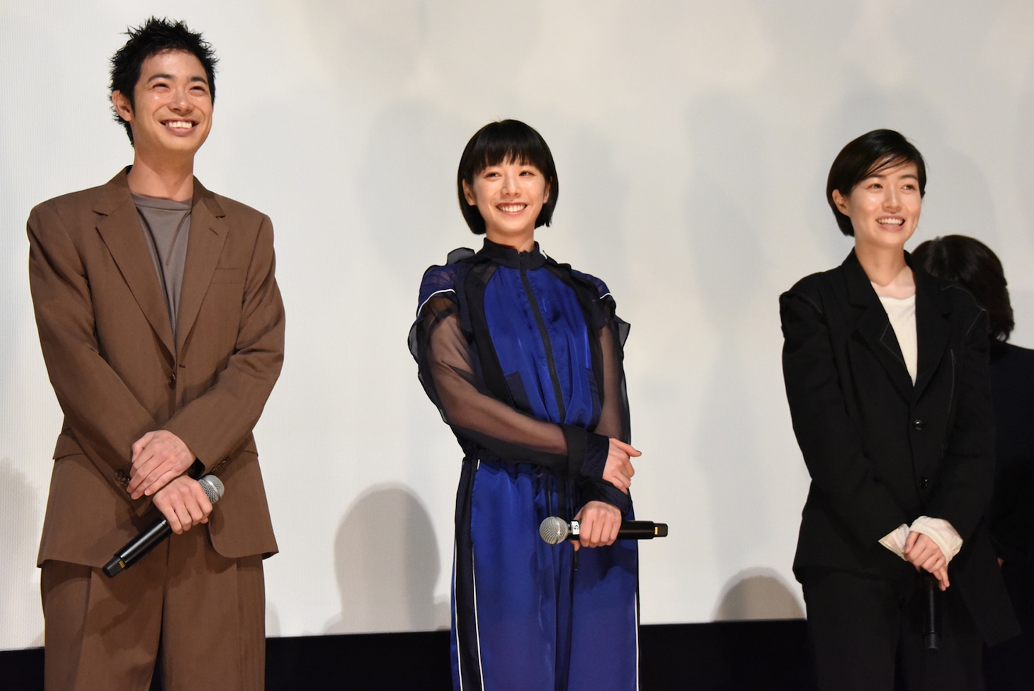 左から渡辺大知、夏帆、シム・ウンギョン。