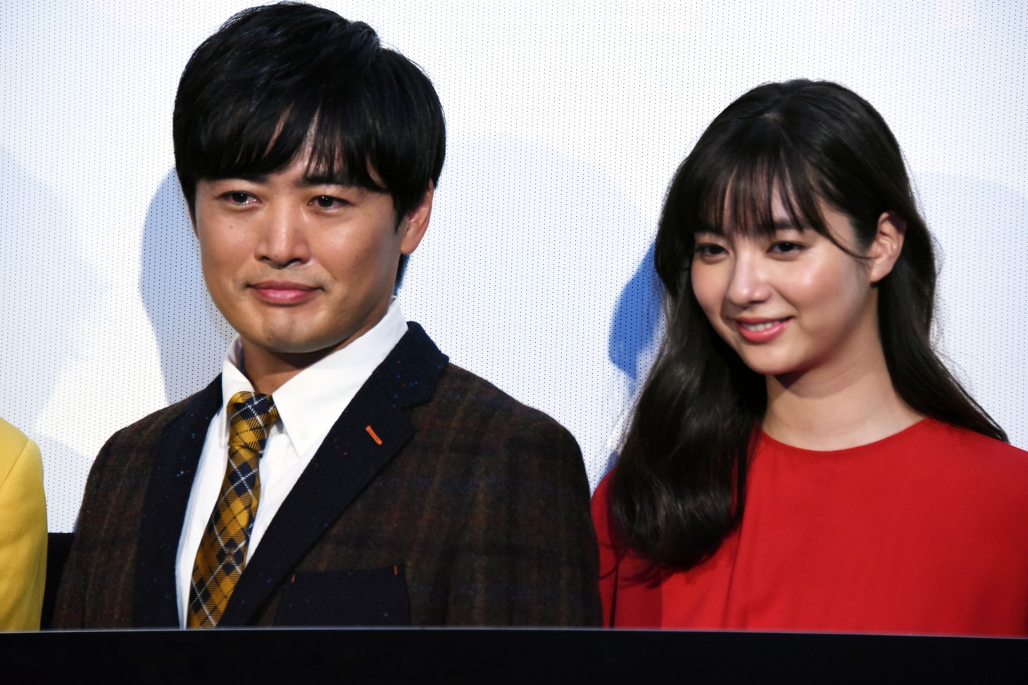 左から劇団ひとり、新川優愛。