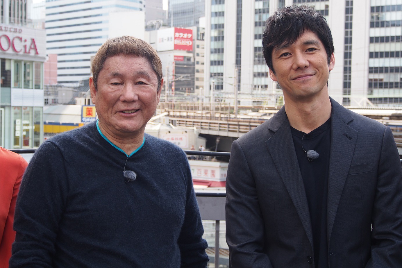 左からビートたけし、西島秀俊。