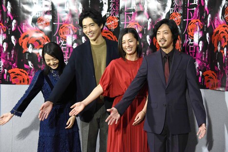 左から上白石萌音、柄本佑、尾野真千子、若葉竜也。