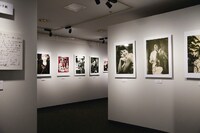 「樹木希林 遊びをせんとや生まれけむ展」より「KILIN 一個人の部屋」の様子。