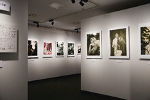 「樹木希林 遊びをせんとや生まれけむ展」より「KILIN 一個人の部屋」の様子。