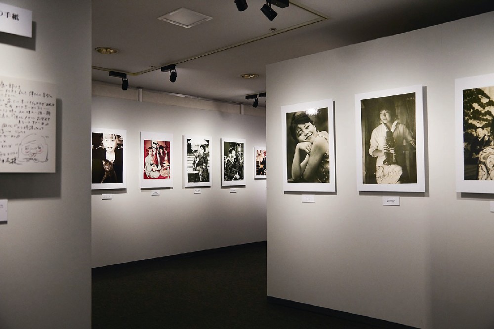 「樹木希林 遊びをせんとや生まれけむ展」より「KILIN 一個人の部屋」の様子。