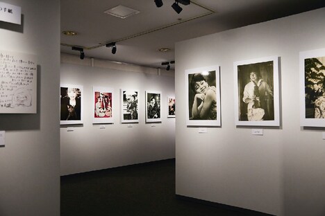 「樹木希林 遊びをせんとや生まれけむ展」より「KILIN 一個人の部屋」の様子。