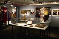 「樹木希林 遊びをせんとや生まれけむ展」より「KILIN 日常の部屋」の様子。