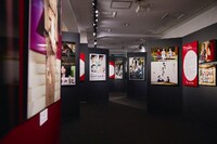 「樹木希林 遊びをせんとや生まれけむ展」より「KILIN 映画女優の部屋」の様子。