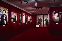 「樹木希林 遊びをせんとや生まれけむ展」より「KILIN 日本アカデミー賞の部屋」の様子。