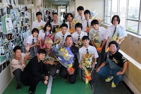 「任侠学園」クランクアップ時の様子。