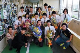 「任侠学園」西島秀俊らのクランクアップ写真が到着、監督は続編に意欲