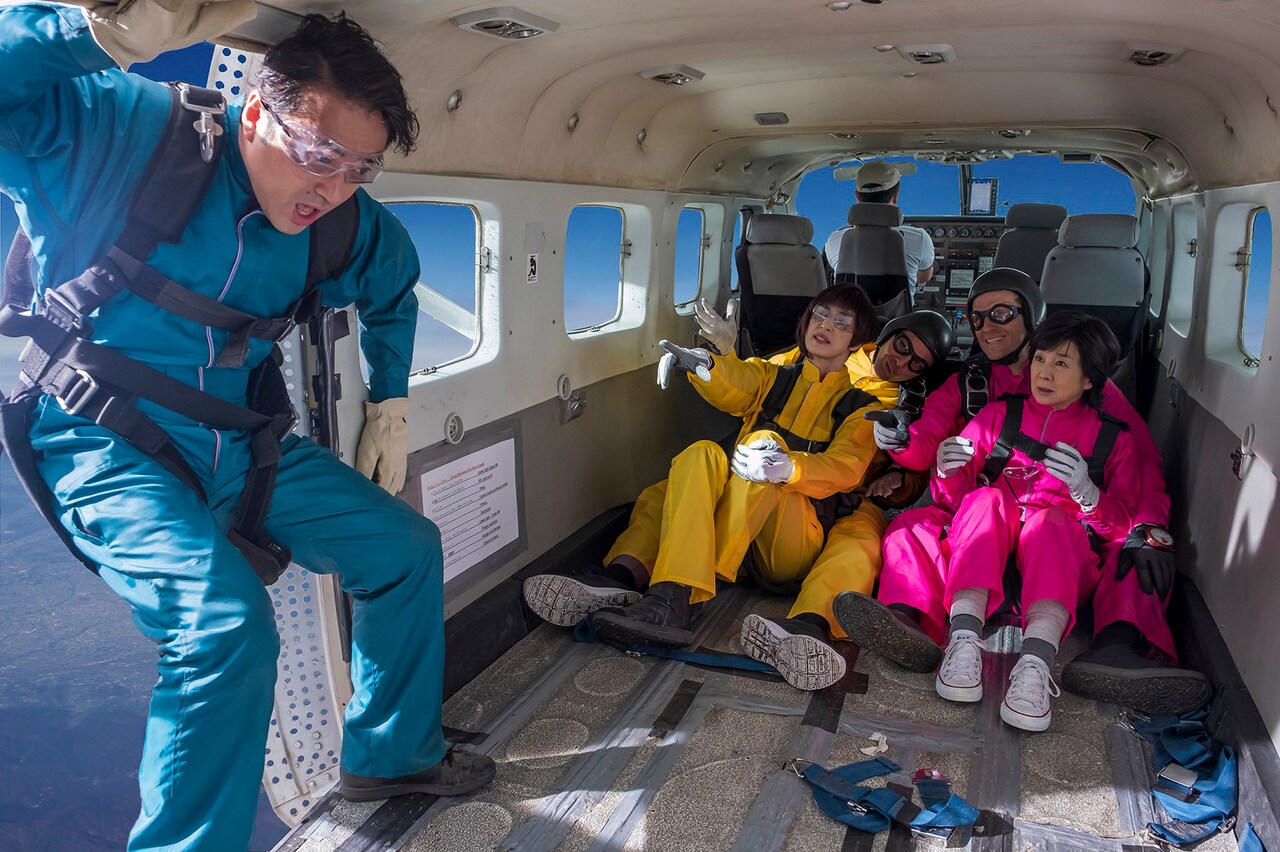 ムロツヨシが空を舞う、吉永小百合×天海祐希「最高の人生の見つけ方」新映像