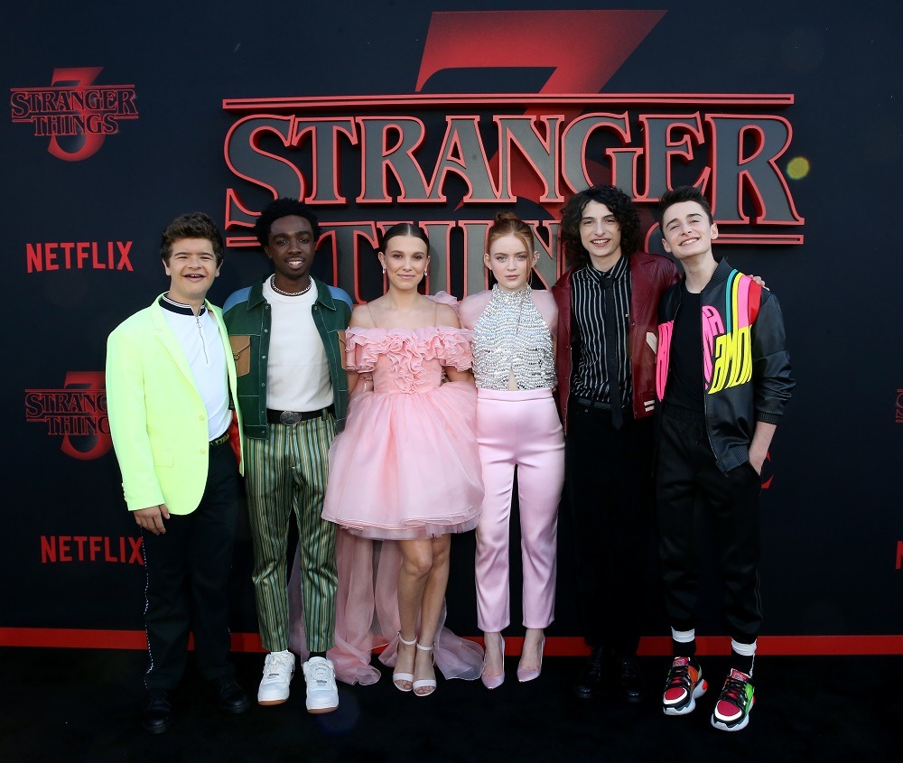 「ストレンジャー・シングス 未知の世界」キャスト。左からゲイテン・マタラッツォ、ケイレブ・マクラフリン、ミリー・ボビー・ブラウン、セイディ・シンク、フィン・ヴォルフハルト、ノア・シュナップ。