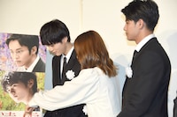 松岡茉優（中央）に立ち位置を教えてもらう鈴鹿央士（左）。