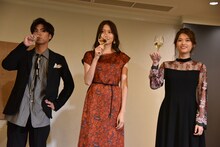 乾杯する小野塚勇人（左）、大野いと（中央）、松村沙友理（右）。