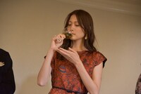 ワインを飲む大野いと。