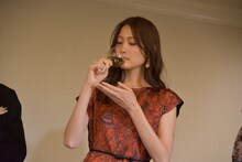 ワインを飲む大野いと。