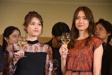 左から松村沙友理、大野いと。