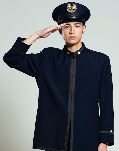 松平容介役の狩野健斗。