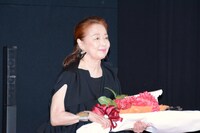花束を持って登場した宮本信子。