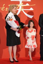 佐々木みゆ（右）の髪をなでるカトリーヌ・ドヌーヴ（左）。