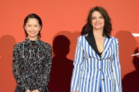 左から宮崎あおい、ジュリエット・ビノシュ。