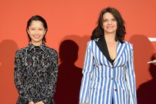 左から宮崎あおい、ジュリエット・ビノシュ。