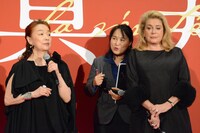 宮本信子（左）、カトリーヌ・ドヌーヴ（右）。