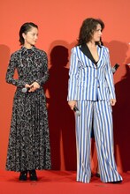 左から宮崎あおい、ジュリエット・ビノシュ。