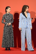 左から宮崎あおい、ジュリエット・ビノシュ。