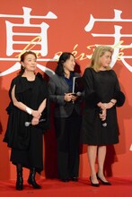 宮本信子（左）、カトリーヌ・ドヌーヴ（右）。