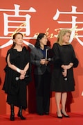 宮本信子(左)、カトリーヌ・ドヌーヴ(右)。